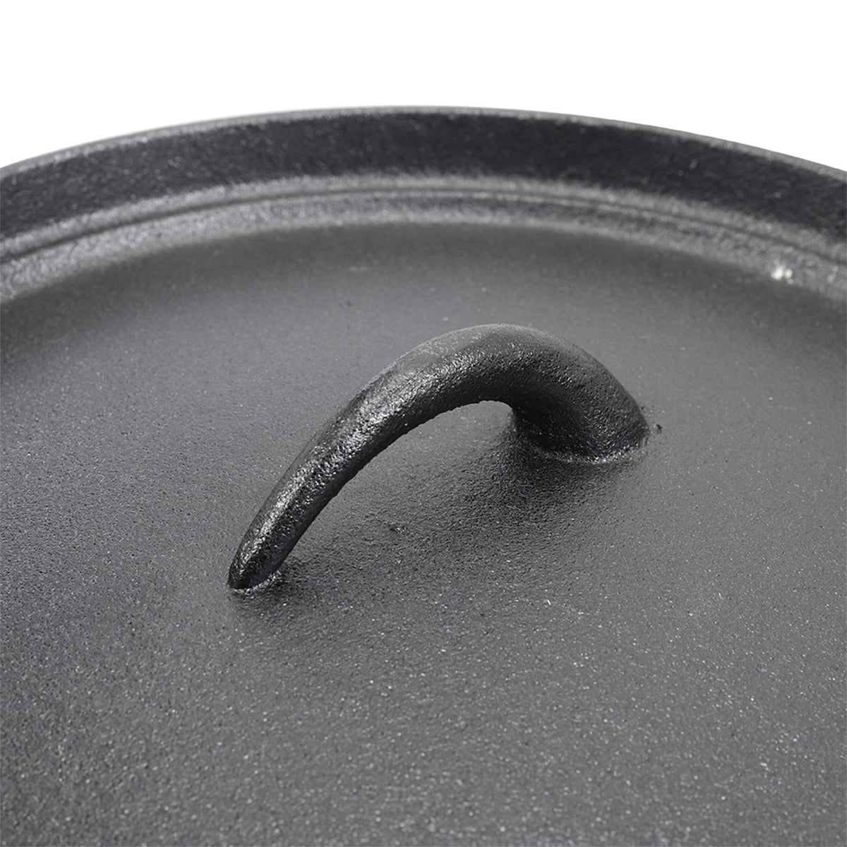Close-up of the arched cast grip on the flat Dutch oven lid
