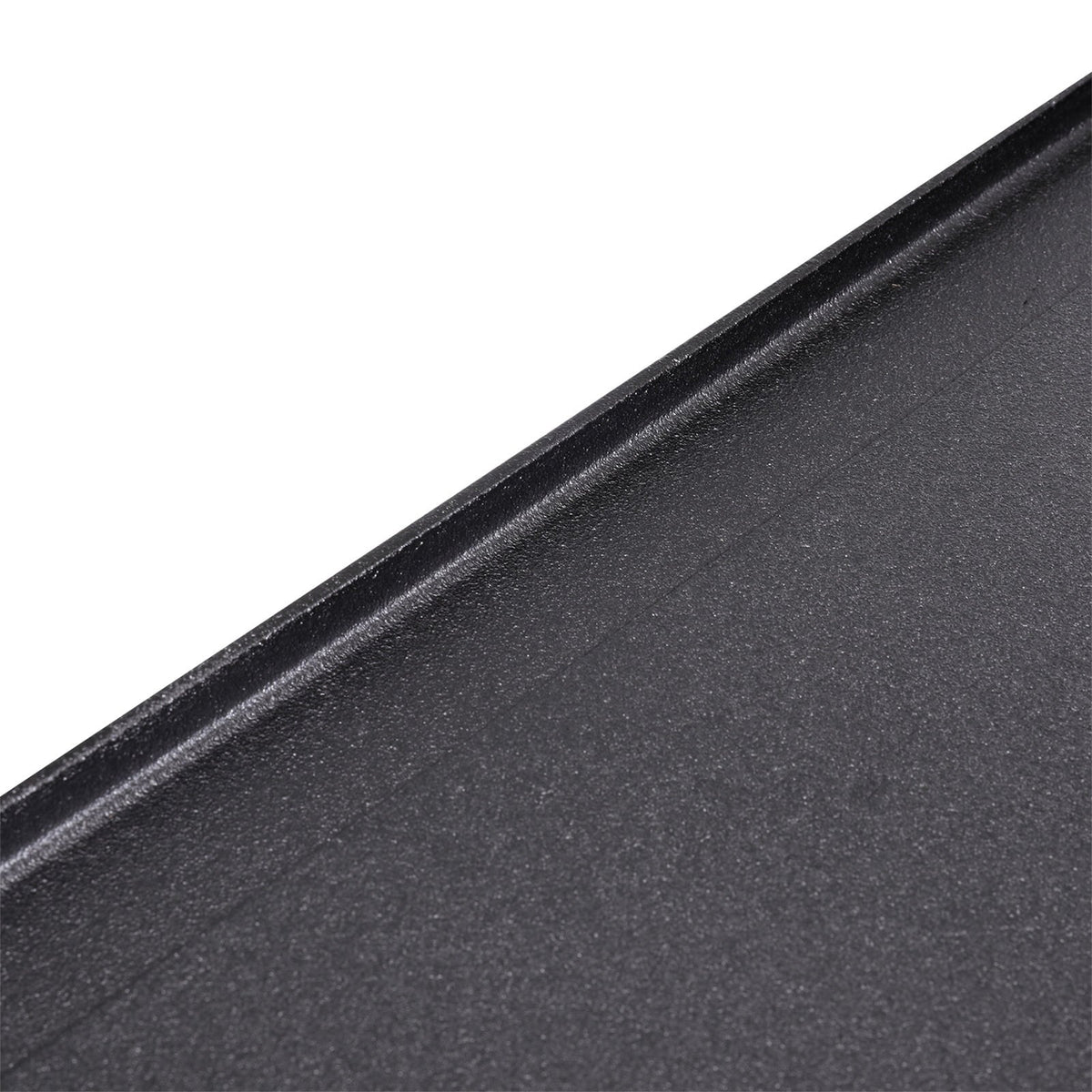 Close-up of the smooth flat cooking surface and its raised rim